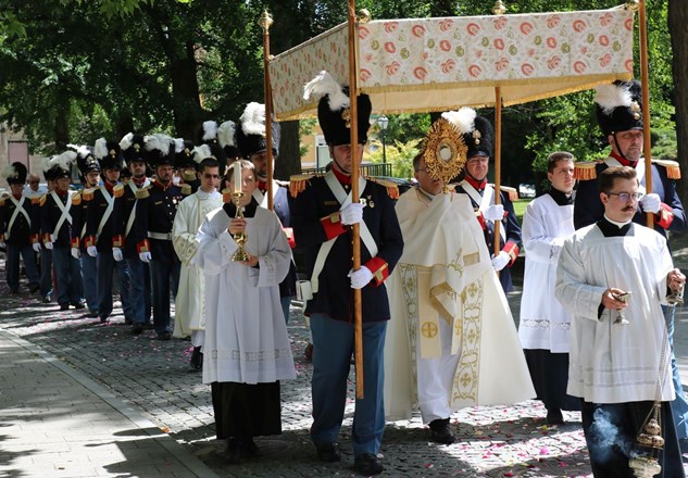 Biskup Bože Radoš predvodio misno slavlje svetkovine Tijelova i tradicionalnu procesiju varaždinskim ulicama